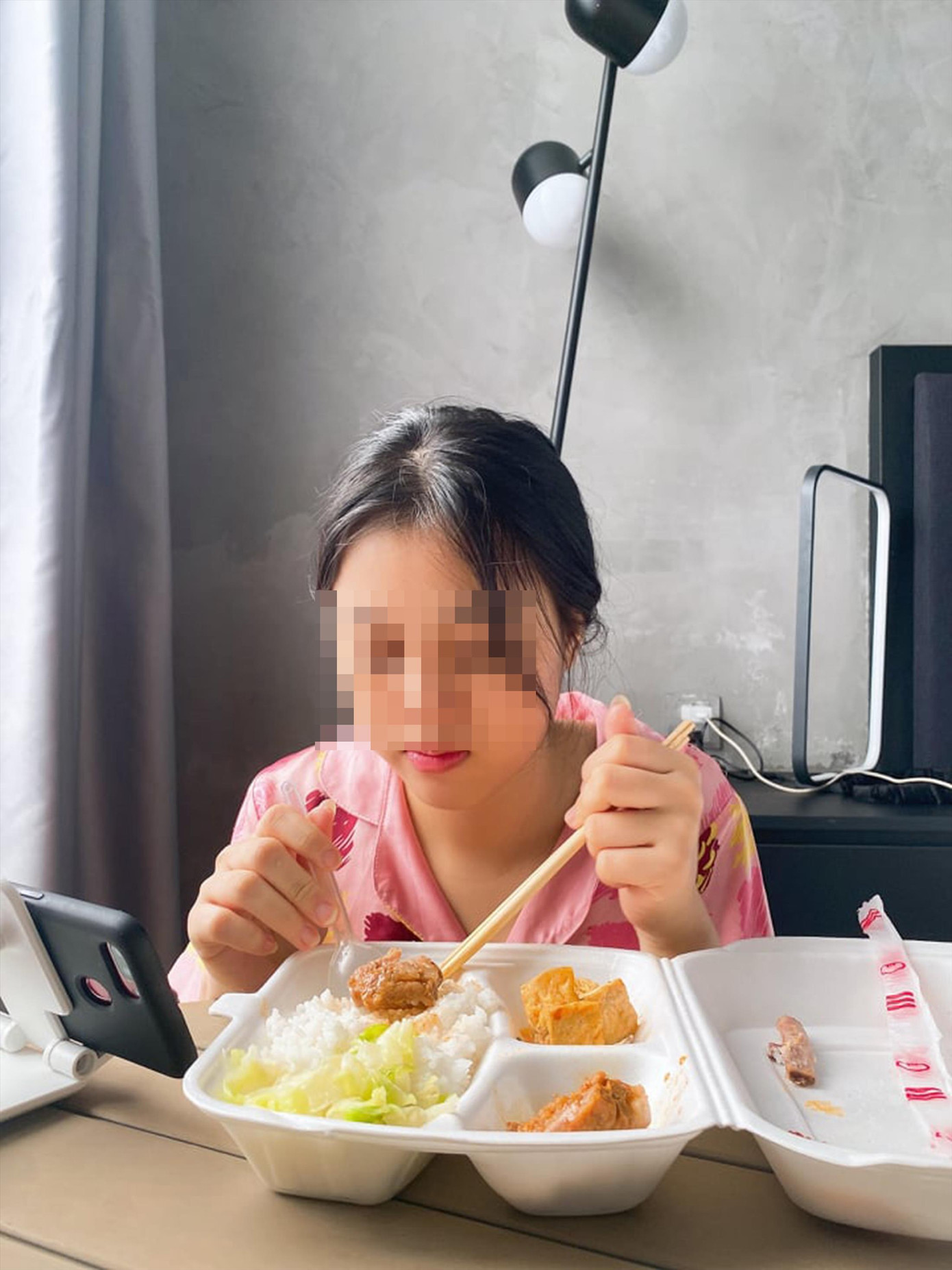 Sinh viên Đoàn Thị Hà Tiên nói bữa cơm trong khu cách ly đầy đủ thức ăn, sạch sẽ và rất ngon miệng Sinh viên Đoàn Thị Hà Tiên nói bữa cơm trong khu cách ly đầy đủ thức ăn, sạch sẽ và rất ngon miệng