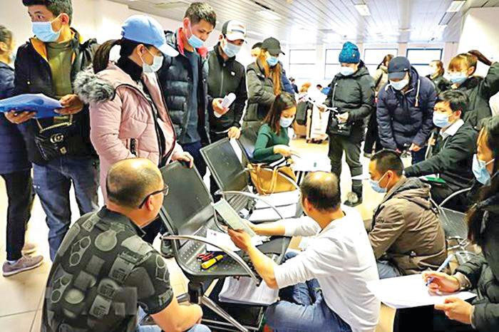 Nhân viên đại sứ quán túc trực tại sân bay để giải quyết giấy tờ cho bà con người Việt về nước Nhân viên đại sứ quán túc trực tại sân bay để giải quyết giấy tờ cho bà con người Việt về nước