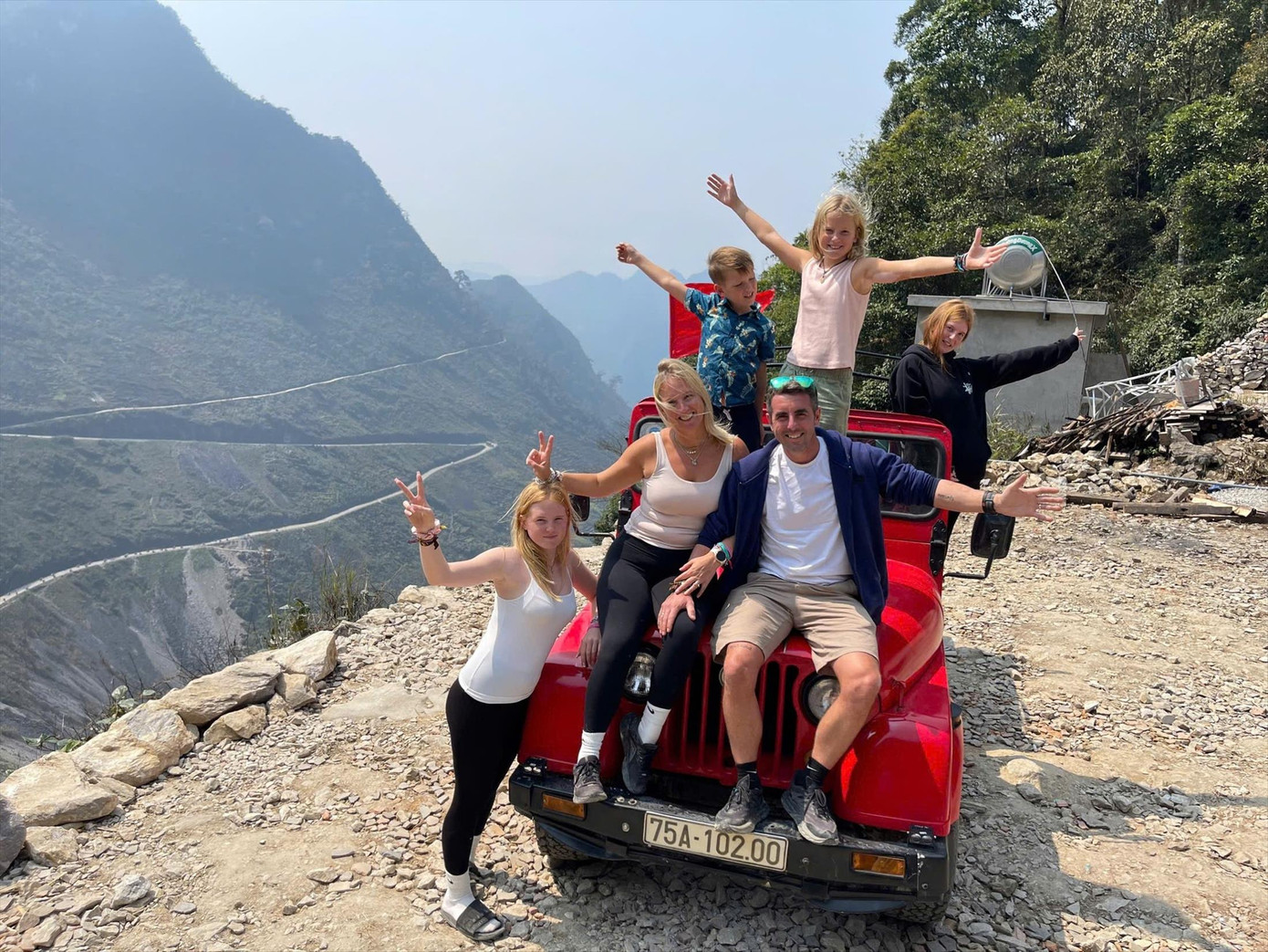 Rất nhiều du khách quyết định “xách ba lô lên và đi” sau khi xem những video giới thiệu về Việt Nam trên Facebook hoặc TikTok