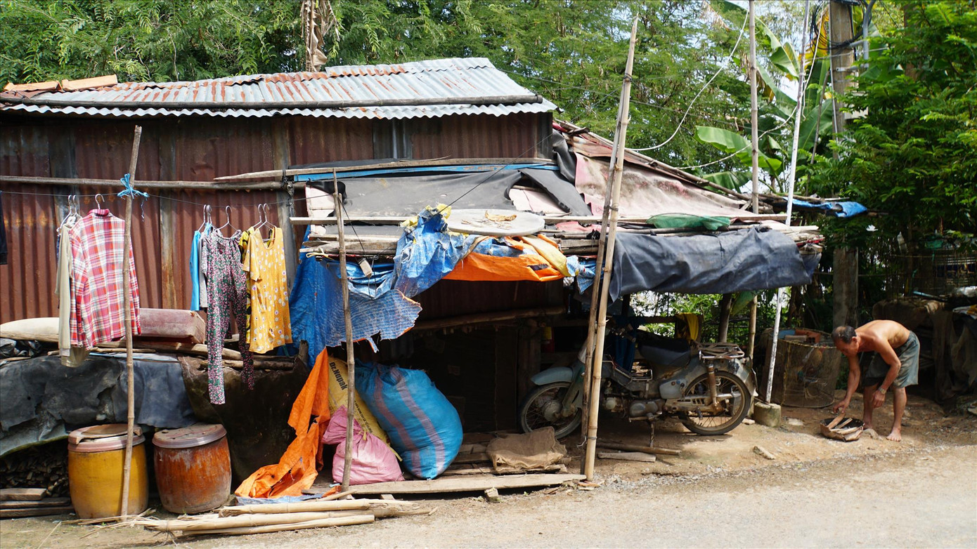 Ông Nguyễn Văn Trạm bên căn nhà cấp bốn xập xệ của mình ẢNH: HÒA HỘI