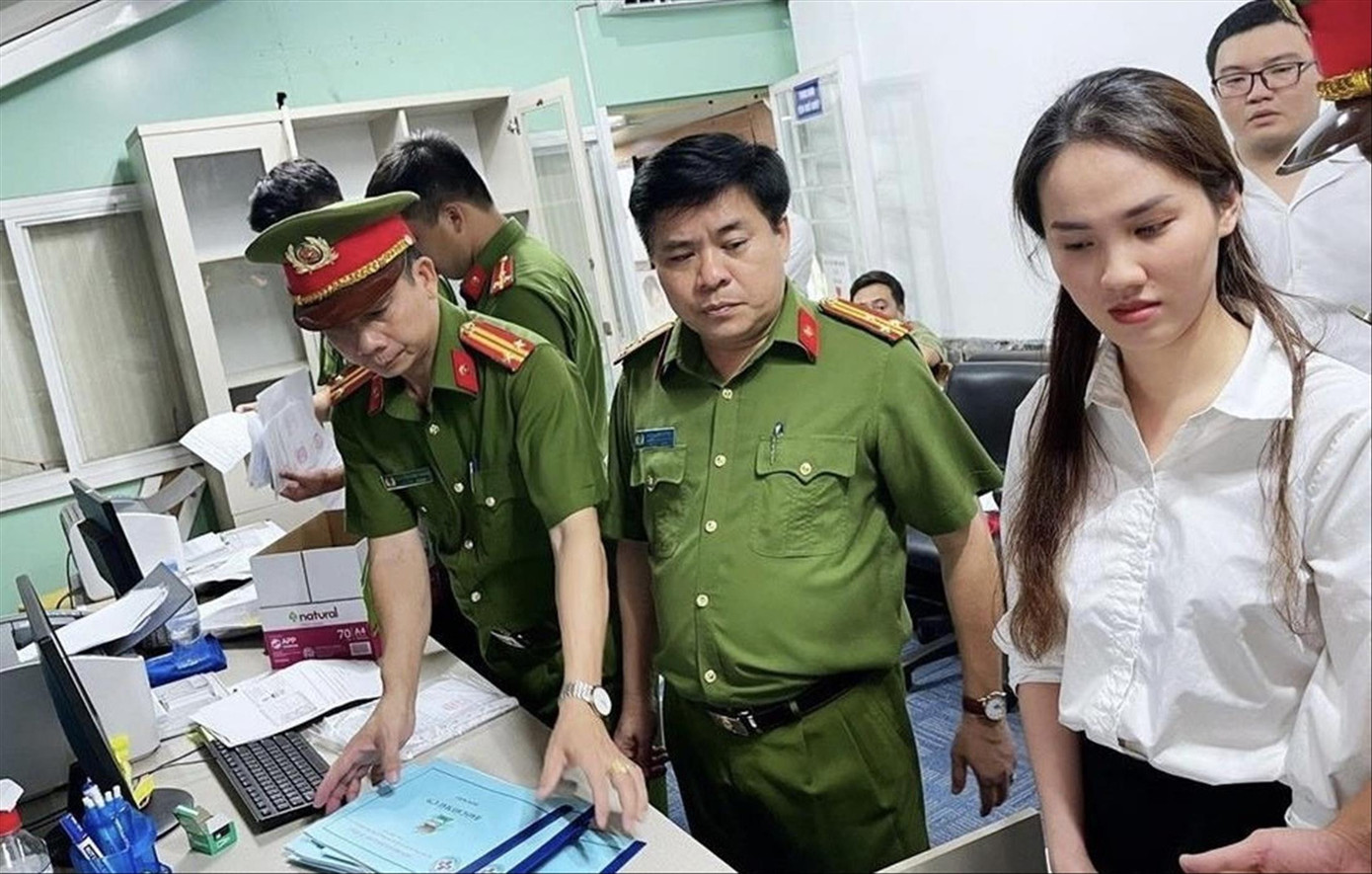 Cơ quan CSĐT Công an thành phố Biên Hòa khám xét một phòng khám có dấu hiệu làm giả giấy tờ, trục lợi bảo hiểm