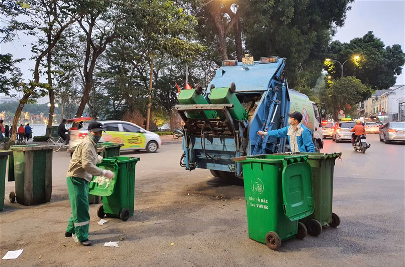 Công nhân vệ sinh môi trường trên đường phố Hà Nội Công nhân vệ sinh môi trường trên đường phố Hà Nội
