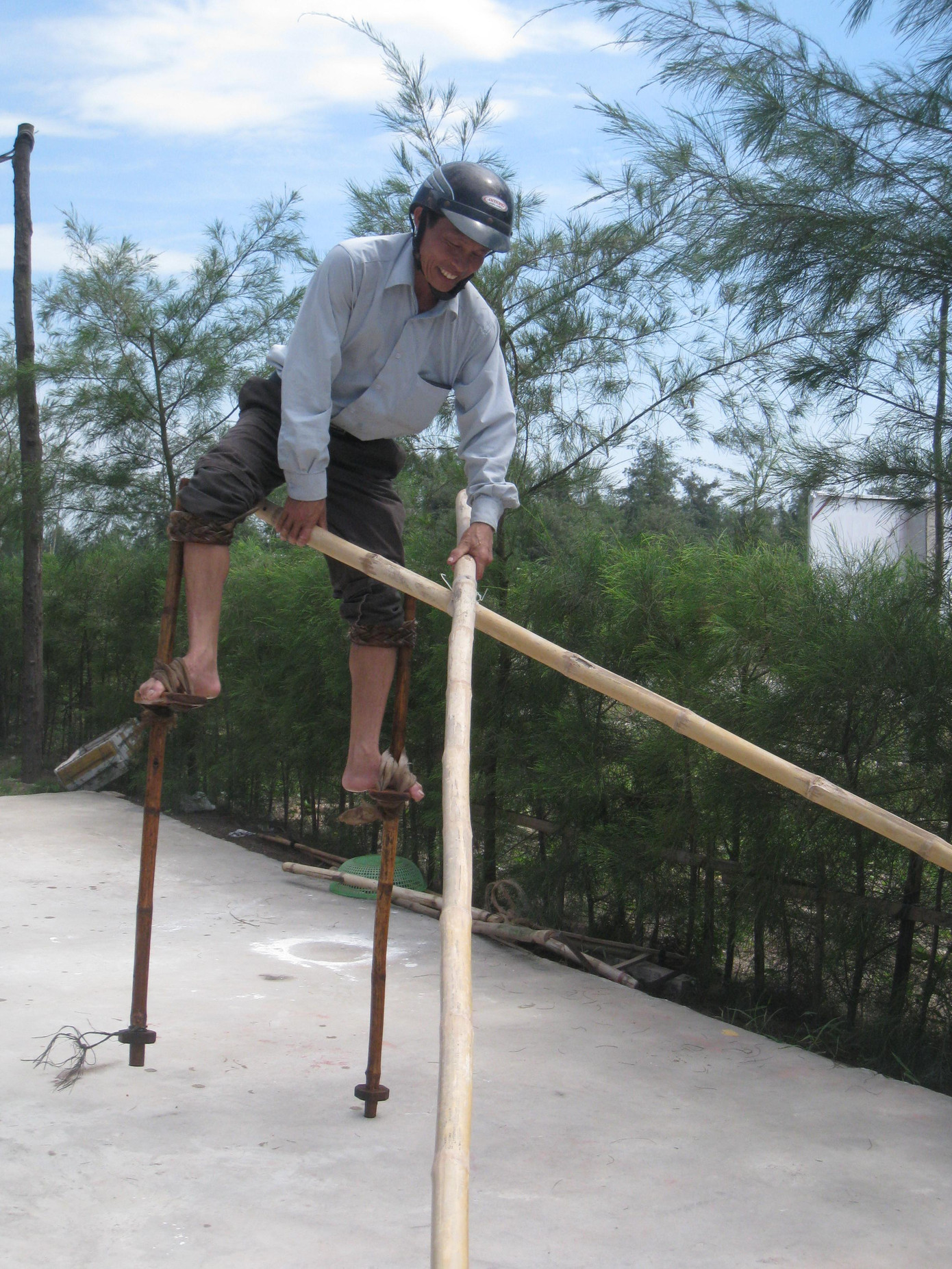 Anh Nguyễn Văn Tung biểu diễn cà kheo “đãi” khách