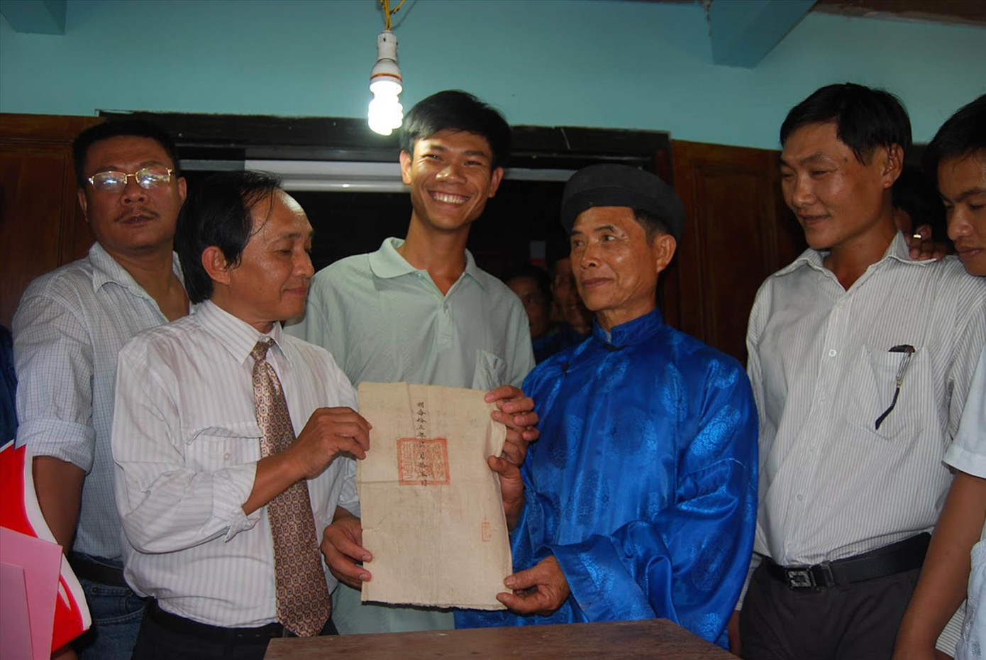 TS Nguyễn Đăng Vũ tiếp nhận tờ lệnh Hoàng Sa từ gia tộc Đặng Lý Sơn, ngày 9/4/2009. Ảnh TL của TS Vũ