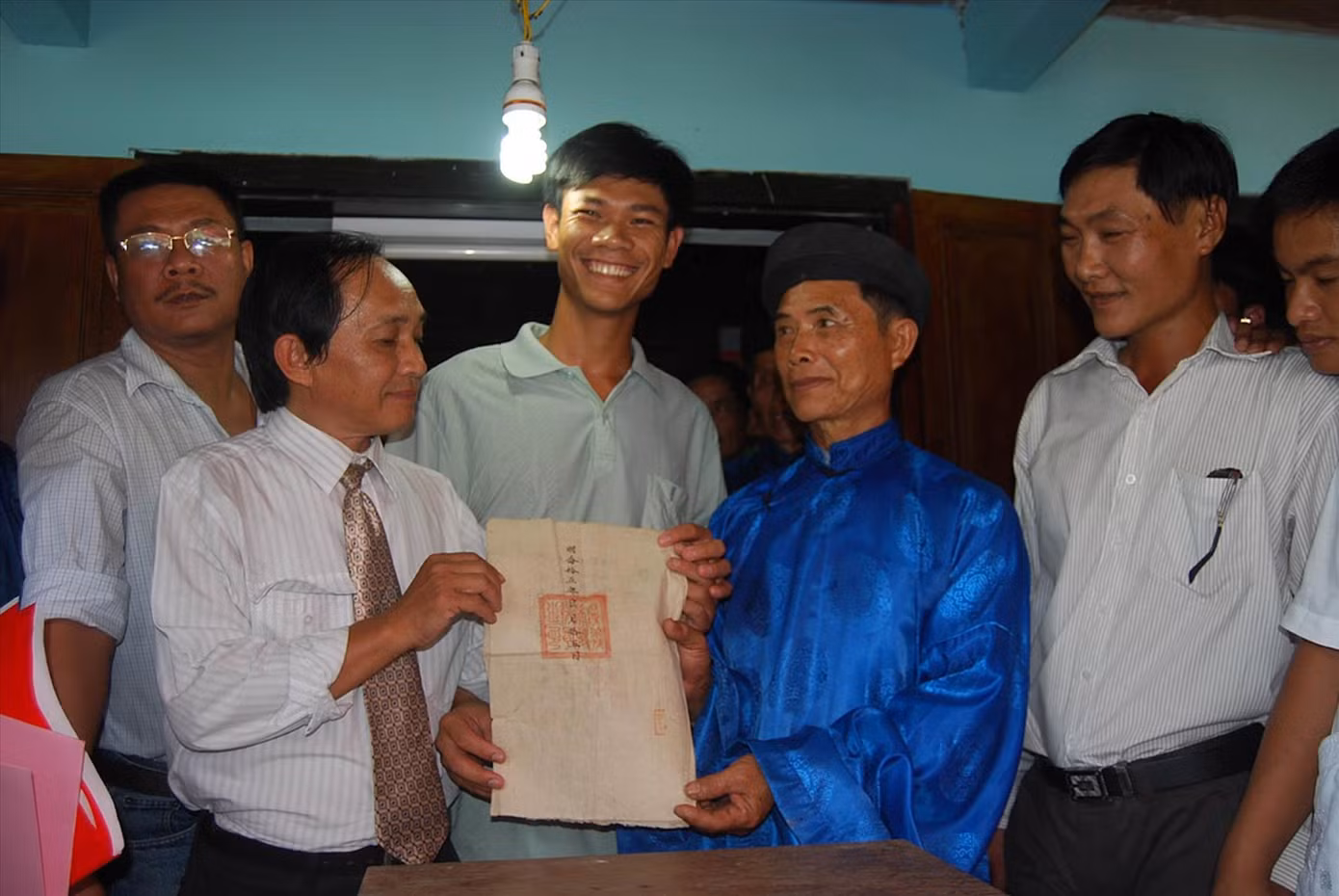 TS Nguyễn Đăng Vũ tiếp nhận tờ lệnh Hoàng Sa từ gia tộc Đặng Lý Sơn, ngày 9/4/2009. Ảnh TL của TS Vũ TS Nguyễn Đăng Vũ tiếp nhận tờ lệnh Hoàng Sa từ gia tộc Đặng Lý Sơn, ngày 9/4/2009. Ảnh TL của TS Vũ