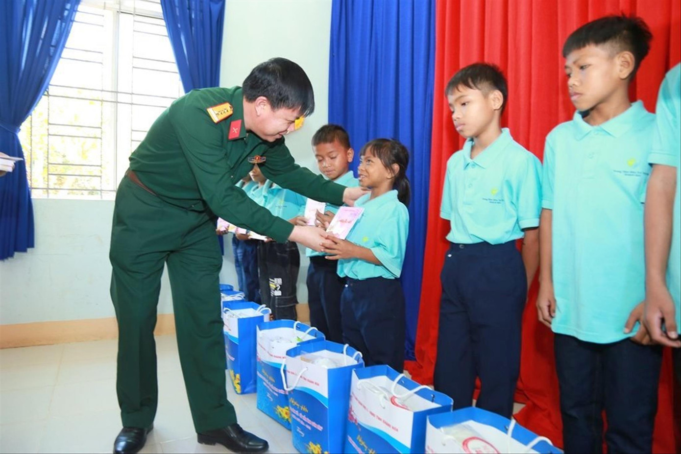 Đại tá Trần Viết Năng - Trưởng ban Thanh niên Quân đội trao quà Tết tặng học sinh nghèo ở huyện Khánh Sơn, tỉnh Khánh Hòa
