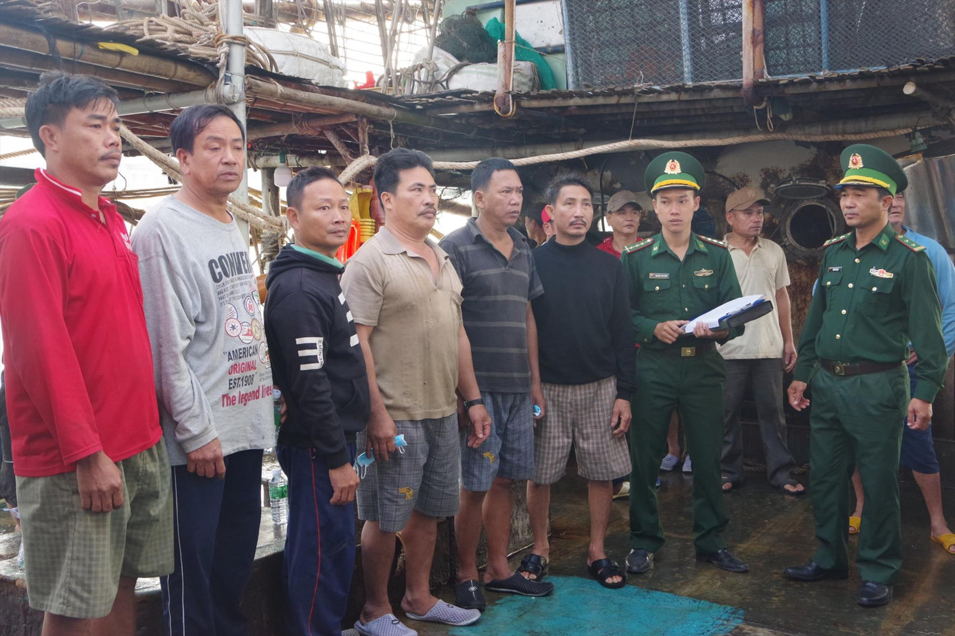 Các ngư dân trên tàu QNa 91679 TS sống sót trở về sau chuyến biển kinh hoàng. Ảnh: Công Cường