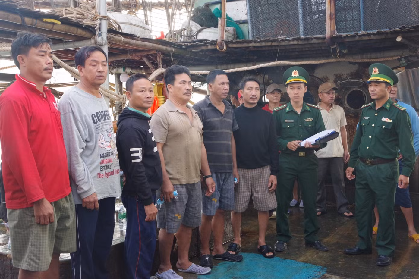 Các ngư dân trên tàu QNa 91679 TS sống sót trở về sau chuyến biển kinh hoàng. Ảnh: Công Cường