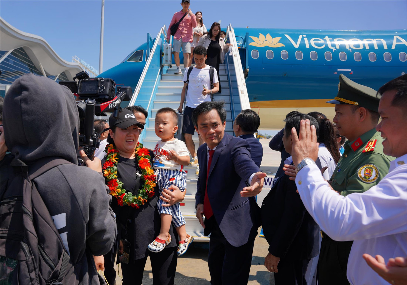 Bà An Jin Yeong (người Hàn Quốc, cổ đeo vòng hoa) là vị khách thứ 9 triệu đến Khánh Hòa trong năm nay Ảnh: LỮ HỒ Bà An Jin Yeong (người Hàn Quốc, cổ đeo vòng hoa) là vị khách thứ 9 triệu đến Khánh Hòa trong năm nay Ảnh: LỮ HỒ