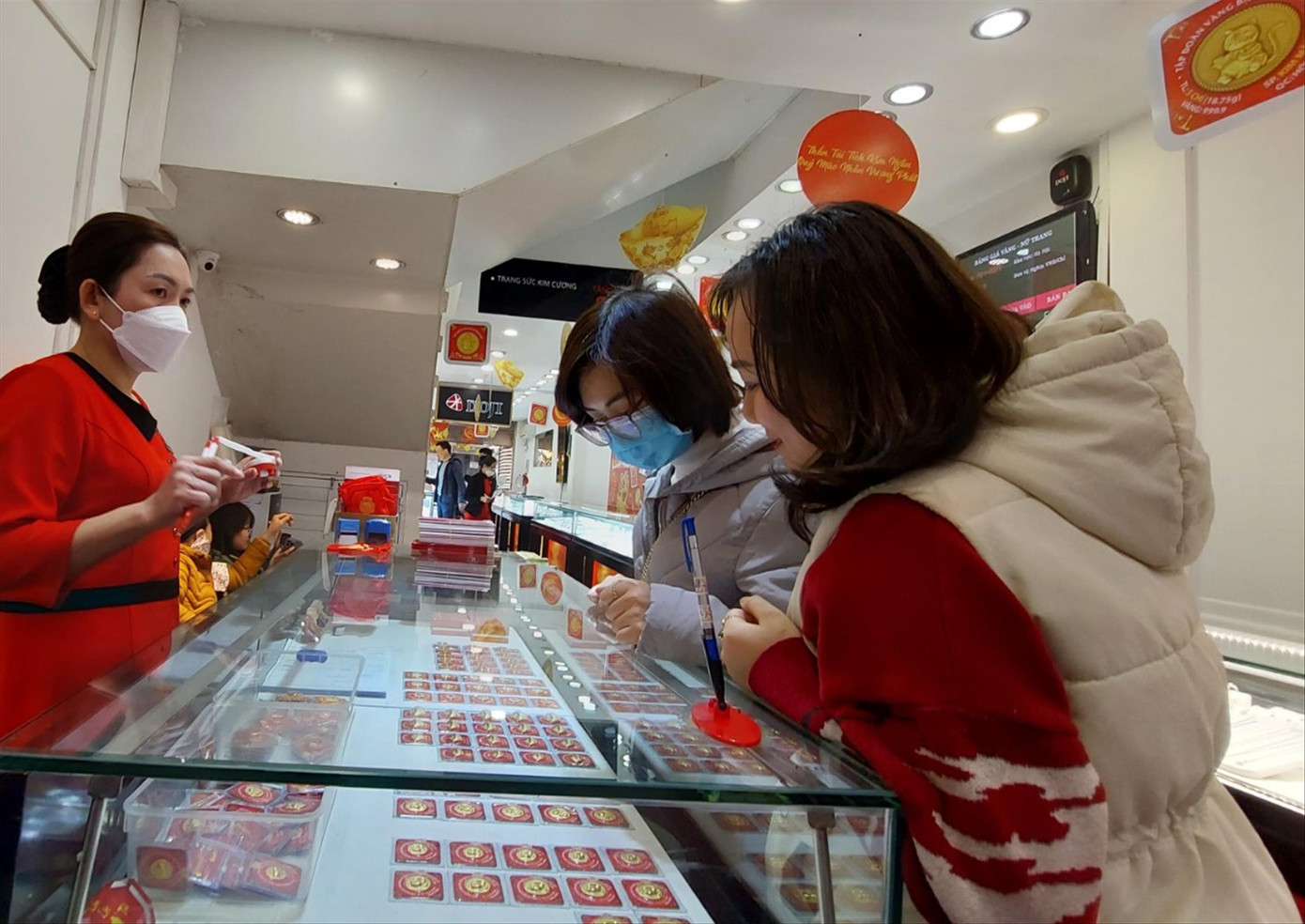 Người dân mua vàng nhân ngày vía Thần Tài