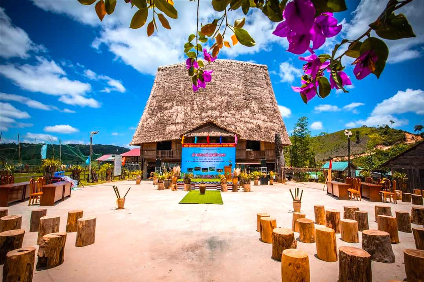 Căn nhà sàn truyền thống của người Xơ Đăng