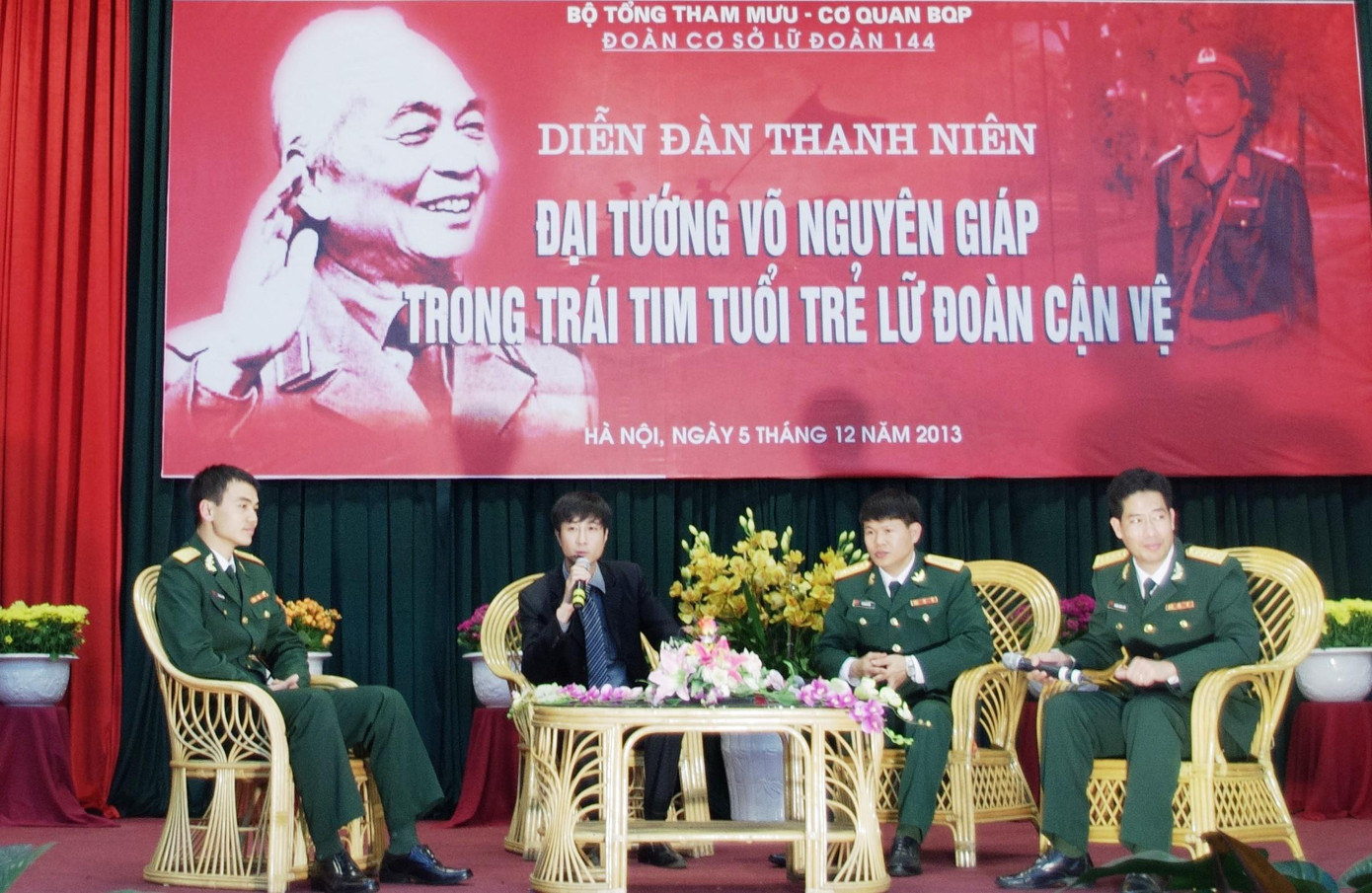 Là nhà báo đầu tiên vào Lữ đoàn 144 tác nghiệp sau khi Đại tướng qua đời, tác giả loạt bài này được mời tham gia Diễn đàn thanh niên “Đại tướng Võ Nguyên Giáp trong trái tim tuổi trẻ Lữ đoàn Cận vệ” do Đoàn cơ sở Lữ đoàn tổ chức, tháng 12/2013 Là nhà báo đầu tiên vào Lữ đoàn 144 tác nghiệp sau khi Đại tướng qua đời, tác giả loạt bài này được mời tham gia Diễn đàn thanh niên “Đại tướng Võ Nguyên Giáp trong trái tim tuổi trẻ Lữ đoàn Cận vệ” do Đoàn cơ sở Lữ đoàn tổ chức, tháng 12/2013