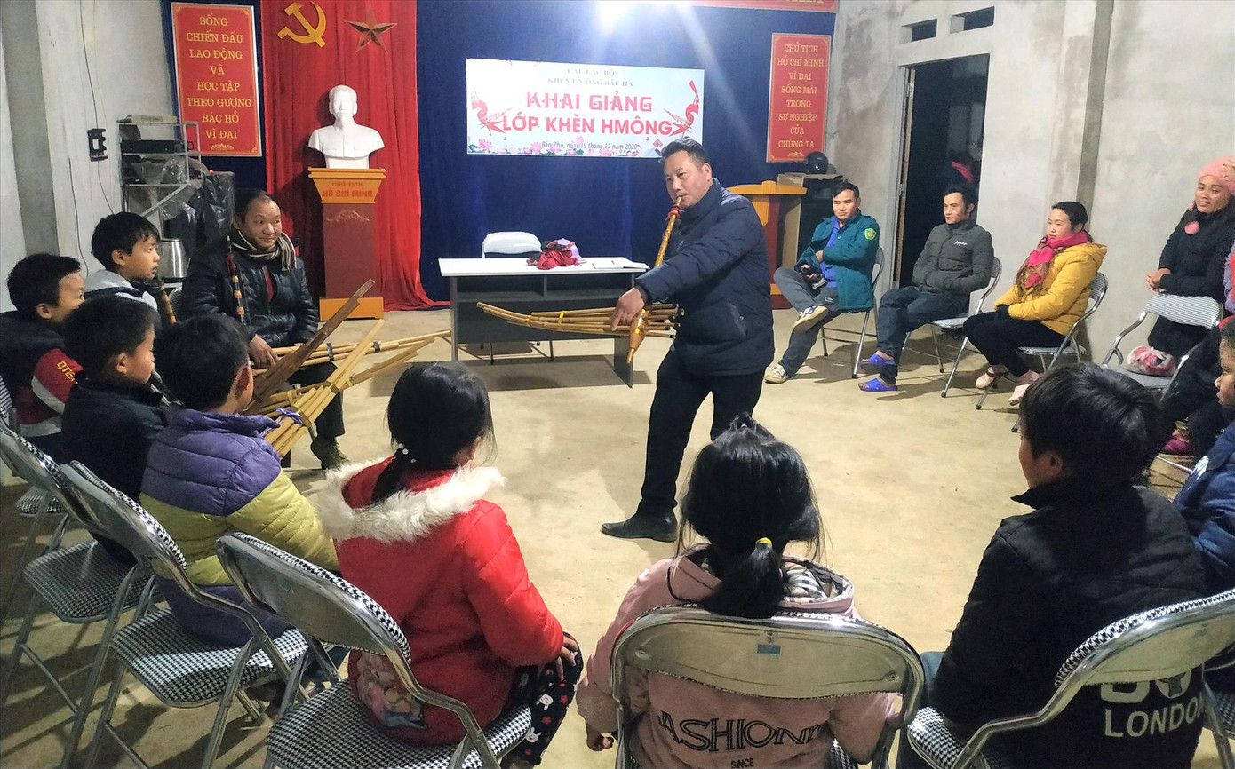 Anh Giàng A Hải (đứng), Bí thư chi Đoàn Trung tâm Văn hóa Thể thao Truyền thông huyện Bắc Hà (Lào Cai) dạy khèn cho học sinh. - Ảnh: NVCC Anh Giàng A Hải (đứng), Bí thư chi Đoàn Trung tâm Văn hóa Thể thao Truyền thông huyện Bắc Hà (Lào Cai) dạy khèn cho học sinh. - Ảnh: NVCC