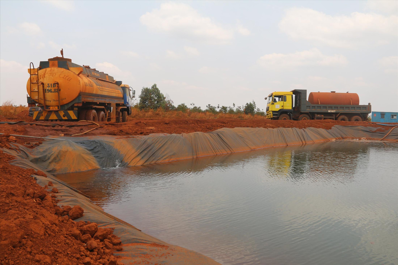 Các hồ chứa được hình thành để chứa nước phục vụ tưới chống bụi