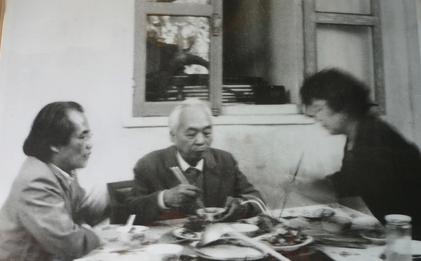 Nhà văn Sơn Tùng ăn cơm trưa tại nhà Đại tướng Võ Nguyên Giáp trong cuộc nói chuyện năm 1991. (Ảnh: Gia đình nhà văn Sơn Tùng cung cấp)