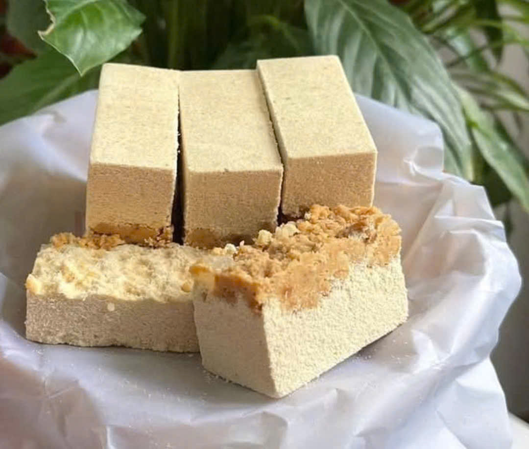 Bây giờ bánh khảo được bán ở thành phố không gói bằng giấy màu như xưa Bây giờ bánh khảo được bán ở thành phố không gói bằng giấy màu như xưa