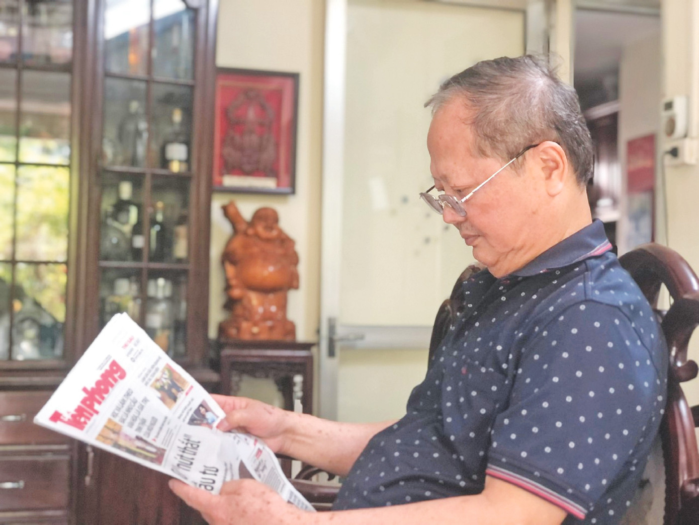 Mấy chục năm nay nguyên Bí thư thứ nhất T.Ư Đoàn Hà Quang Dự đọc báo Tiền Phong, dõi theo quá trình phát triển của tờ báo. Ảnh: Lưu Trinh Mấy chục năm nay nguyên Bí thư thứ nhất T.Ư Đoàn Hà Quang Dự đọc báo Tiền Phong, dõi theo quá trình phát triển của tờ báo. Ảnh: Lưu Trinh