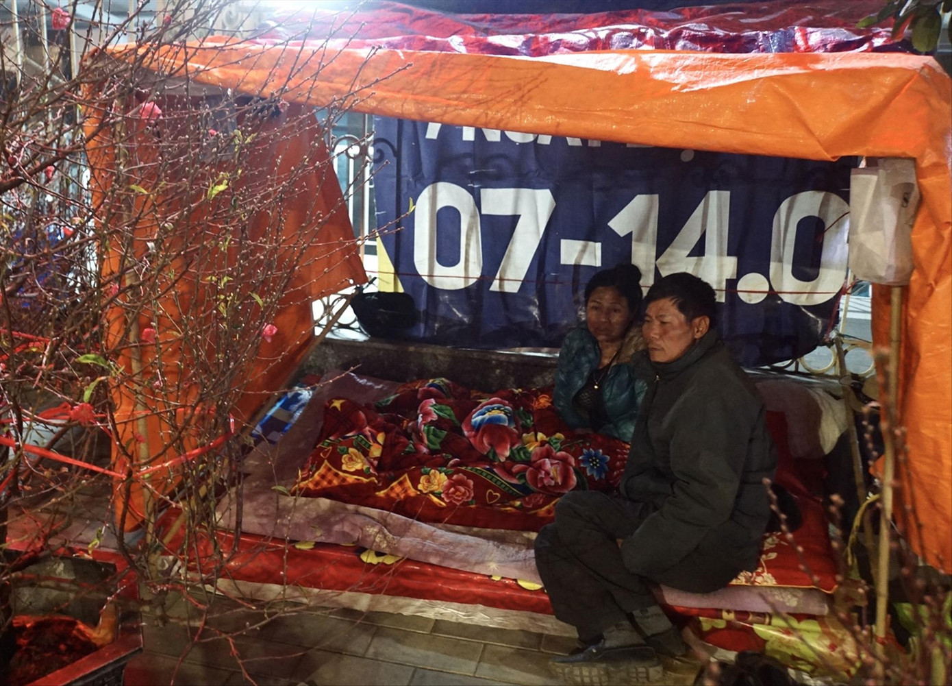 Túp lều cắm trại nơi anh Nguyễn Thành Nam ở và sinh hoạt trong thời gian buôn bán tại Hà Nội Túp lều cắm trại nơi anh Nguyễn Thành Nam ở và sinh hoạt trong thời gian buôn bán tại Hà Nội