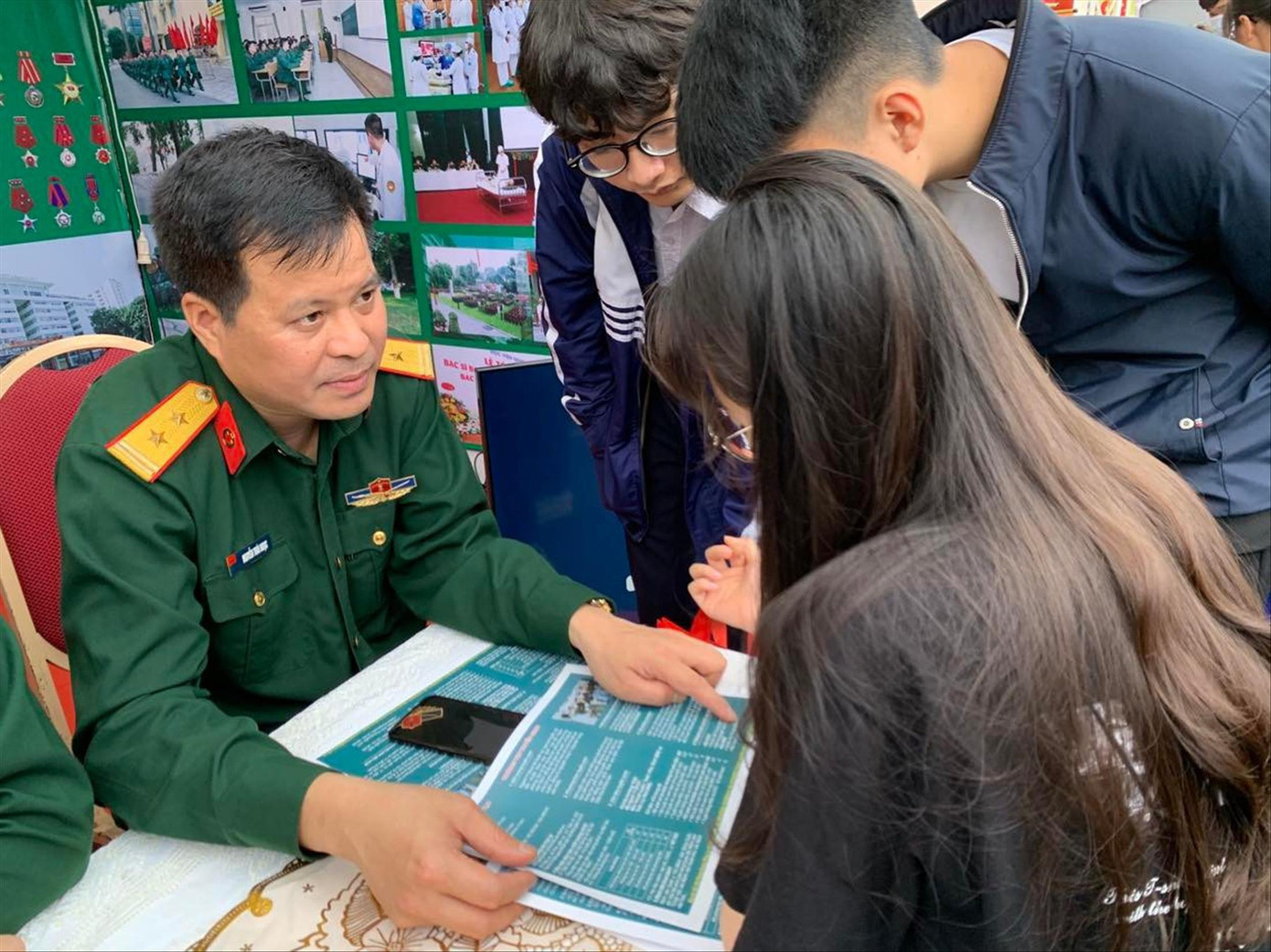 Tư vấn tuyển sinh vào các trường quân đội năm 2021 Ảnh: Nghiêm Huê Tư vấn tuyển sinh vào các trường quân đội năm 2021 Ảnh: Nghiêm Huê