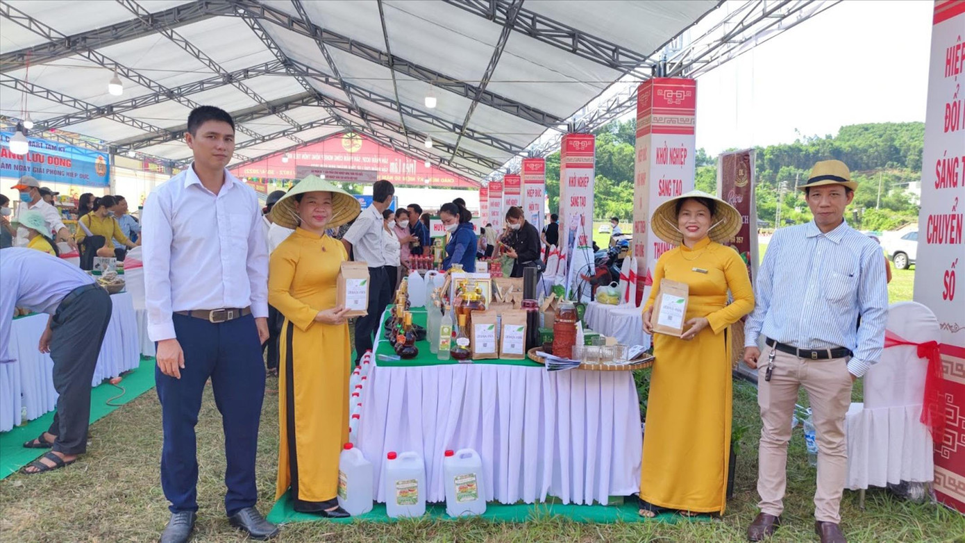 Anh Ngô Văn Chi (ngoài cùng bên trái) mang thương hiệu chè Bancha An Bằng đến một hội chợ OCOP