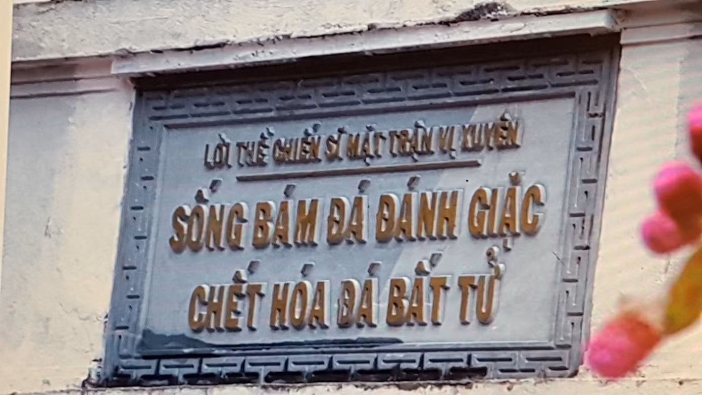 Lời thề khắc trên báng súng Lời thề khắc trên báng súng