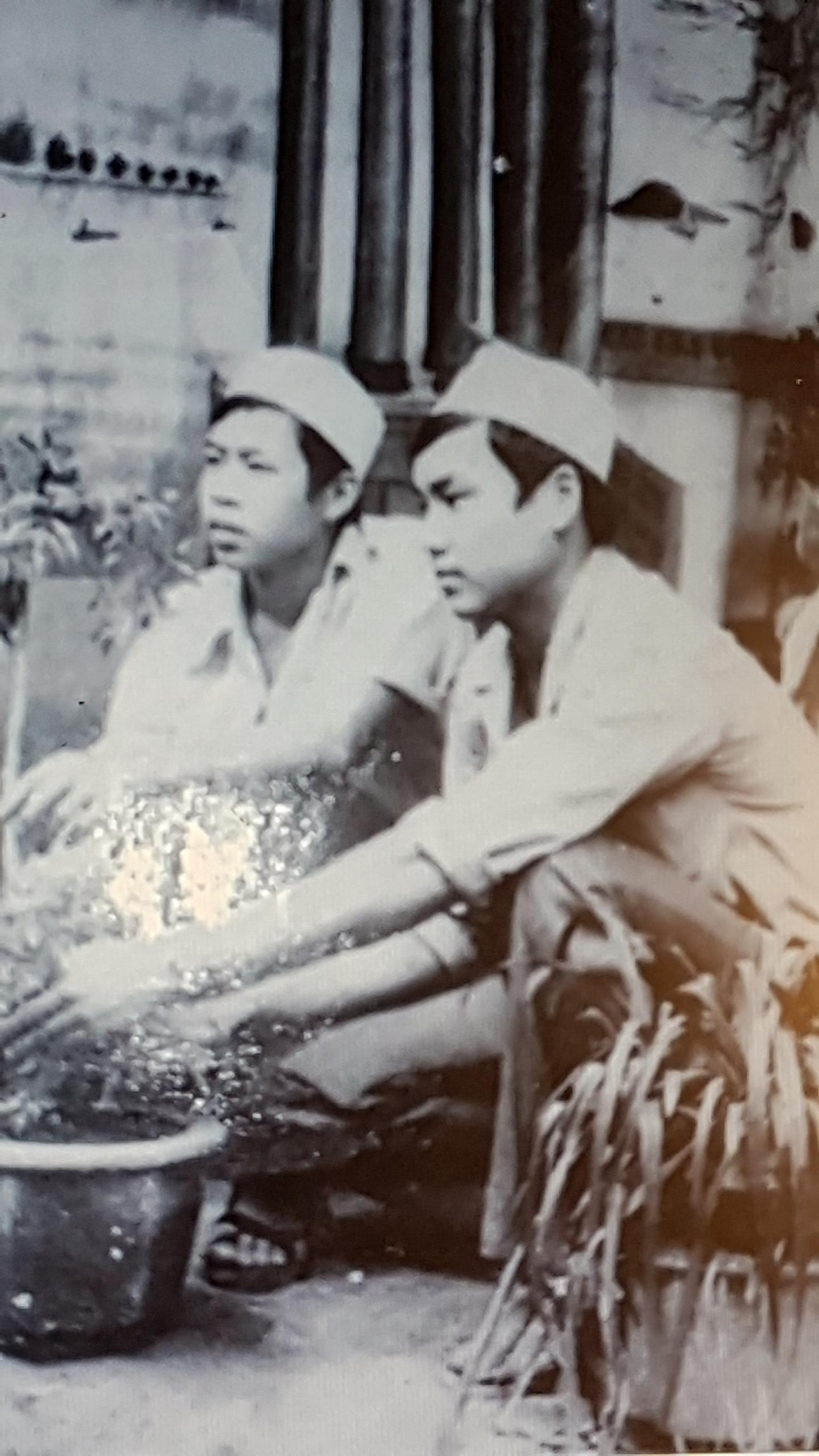 Bức ảnh hiếm hoi còn sót lại, AHLS Lê Trần Mãn (trong cùng) trên chốt Bức ảnh hiếm hoi còn sót lại, AHLS Lê Trần Mãn (trong cùng) trên chốt