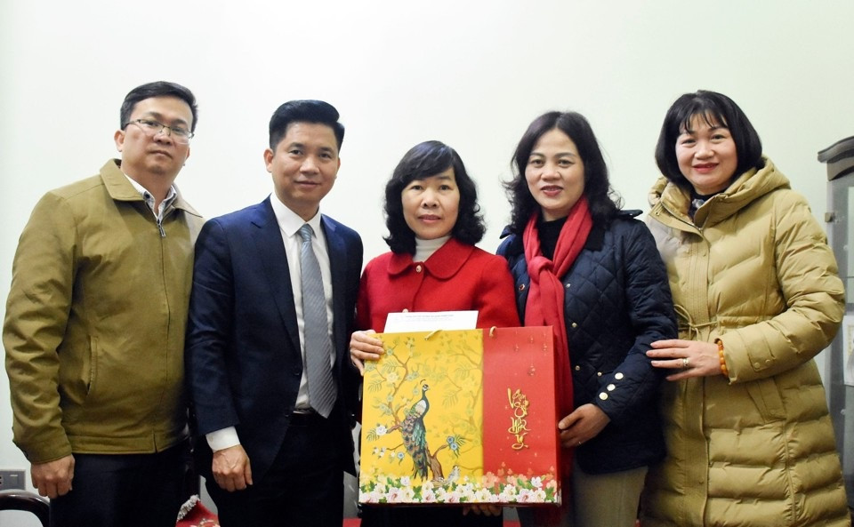 Mỗi dịp Tết đến Xuân về, Công đoàn Giáo dục Hà Nội và Sở GD&amp;ĐT Hà Nội tổ chức thăm hỏi, tặng quà giáo viên có hoàn cảnh khó khăn Ảnh: NAM DU