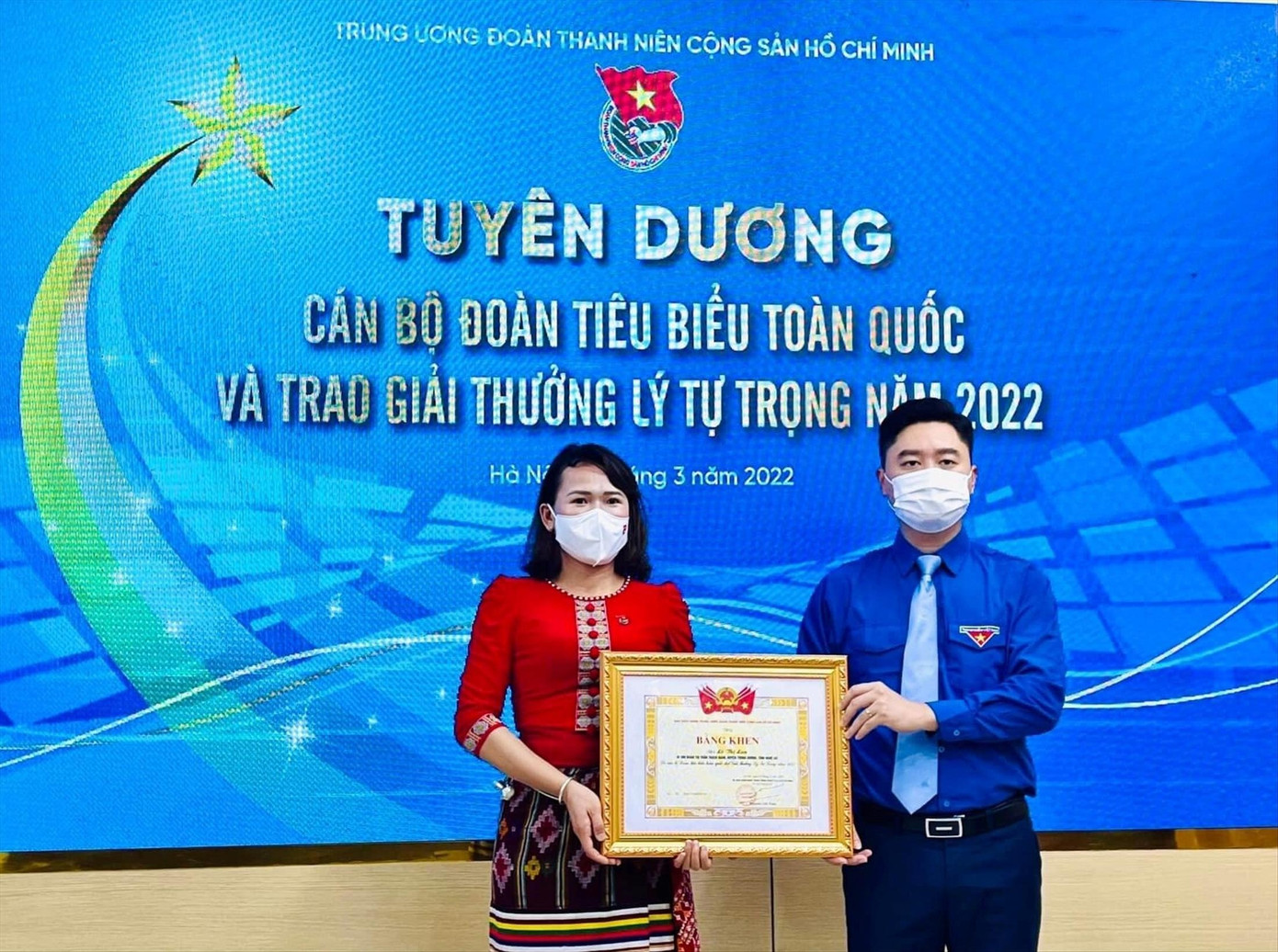 Chị Lô Thị Lan, Bí thư Đoàn thị trấn Thạch Giám vinh dự được T.Ư Đoàn trao tặng Giải thưởng Lý Tự Trọng năm 2022
