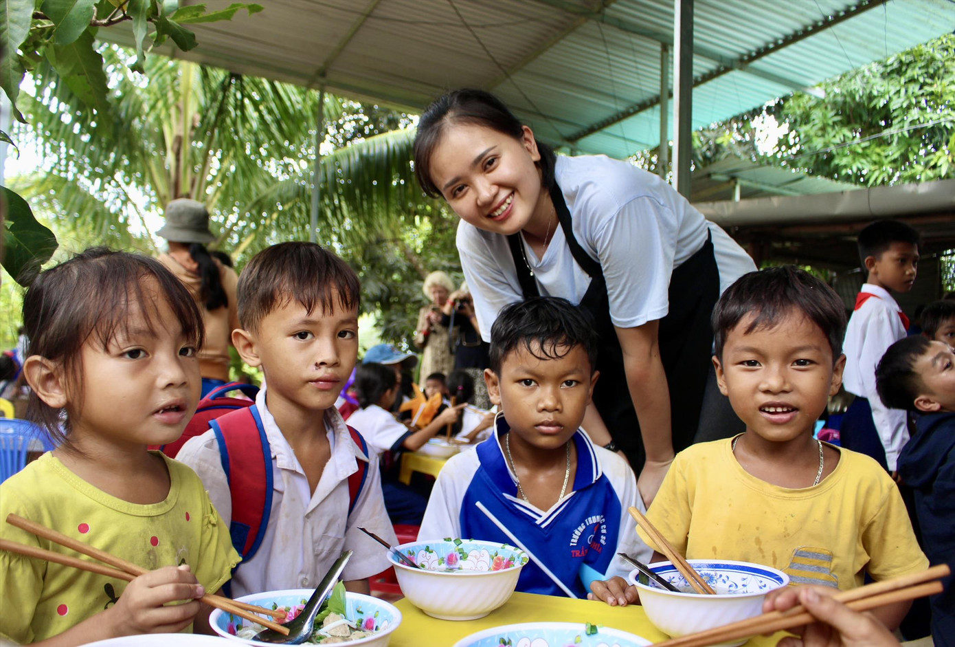 Đều đặn cuối tuần, chị Nguyễn Thị Ngọc Trinh (29 tuổi, sống tại huyện Cam Lâm, tỉnh Khánh Hòa) cùng nhóm bạn lại nấu ăn cho các em nhỏ Raglai