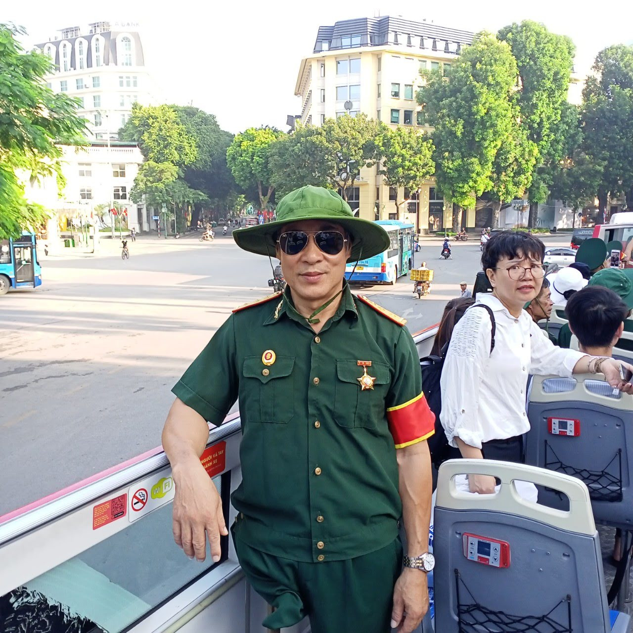 Thương binh Nguyễn Thanh Hùng đi tham quan trong chương trình “Ánh lửa từ trái tim”.