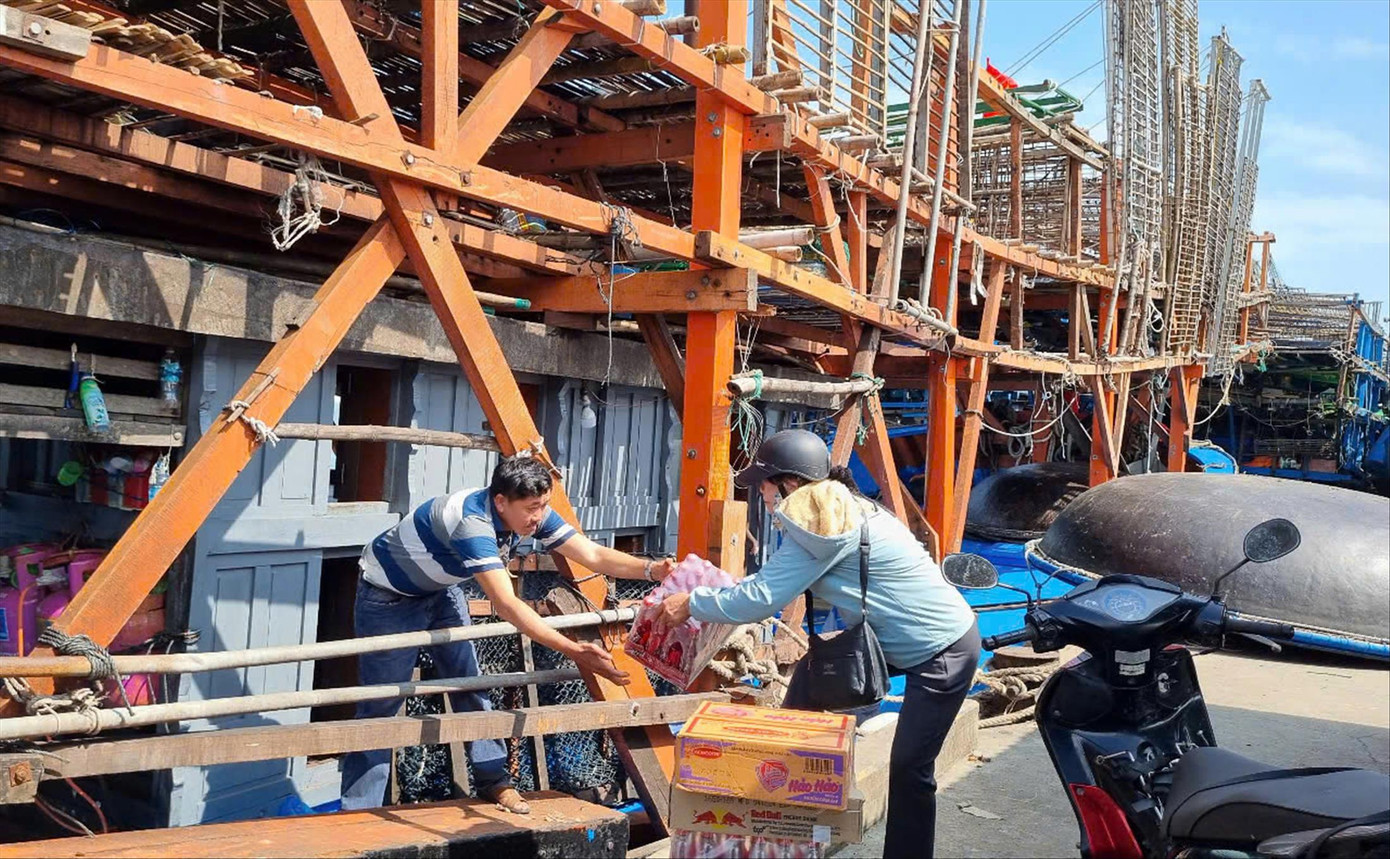 Ngư dân Quảng Nam chuẩn bị cho chuyến vươn khơi đón lộc biển đầu năm. Ảnh: Hoài Văn Ngư dân Quảng Nam chuẩn bị cho chuyến vươn khơi đón lộc biển đầu năm. Ảnh: Hoài Văn