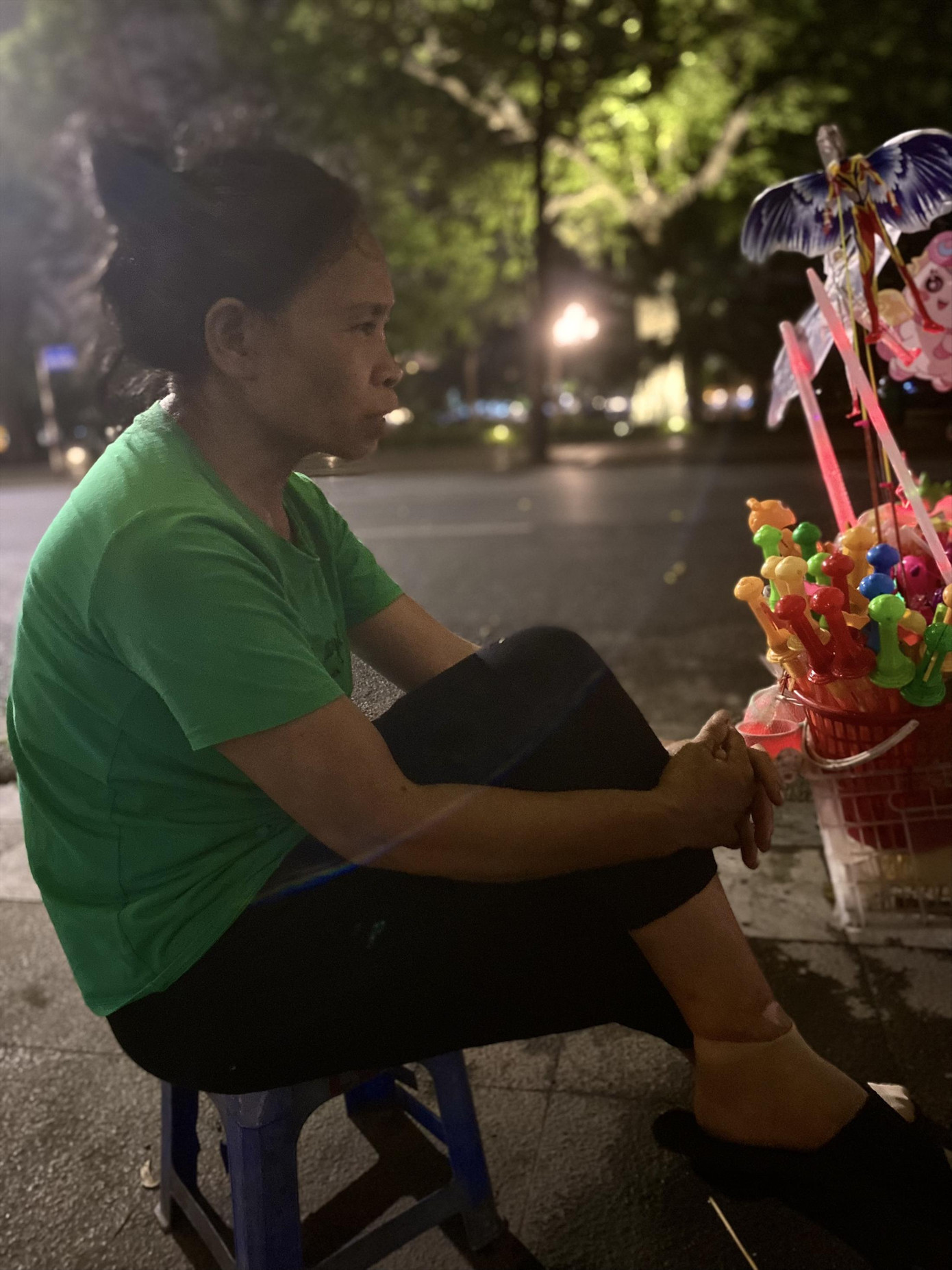 Chị Nguyễn Thị Lợi, bán hàng rong tại bờ hồ Hoàn Kiếm đã 3 thập kỷ