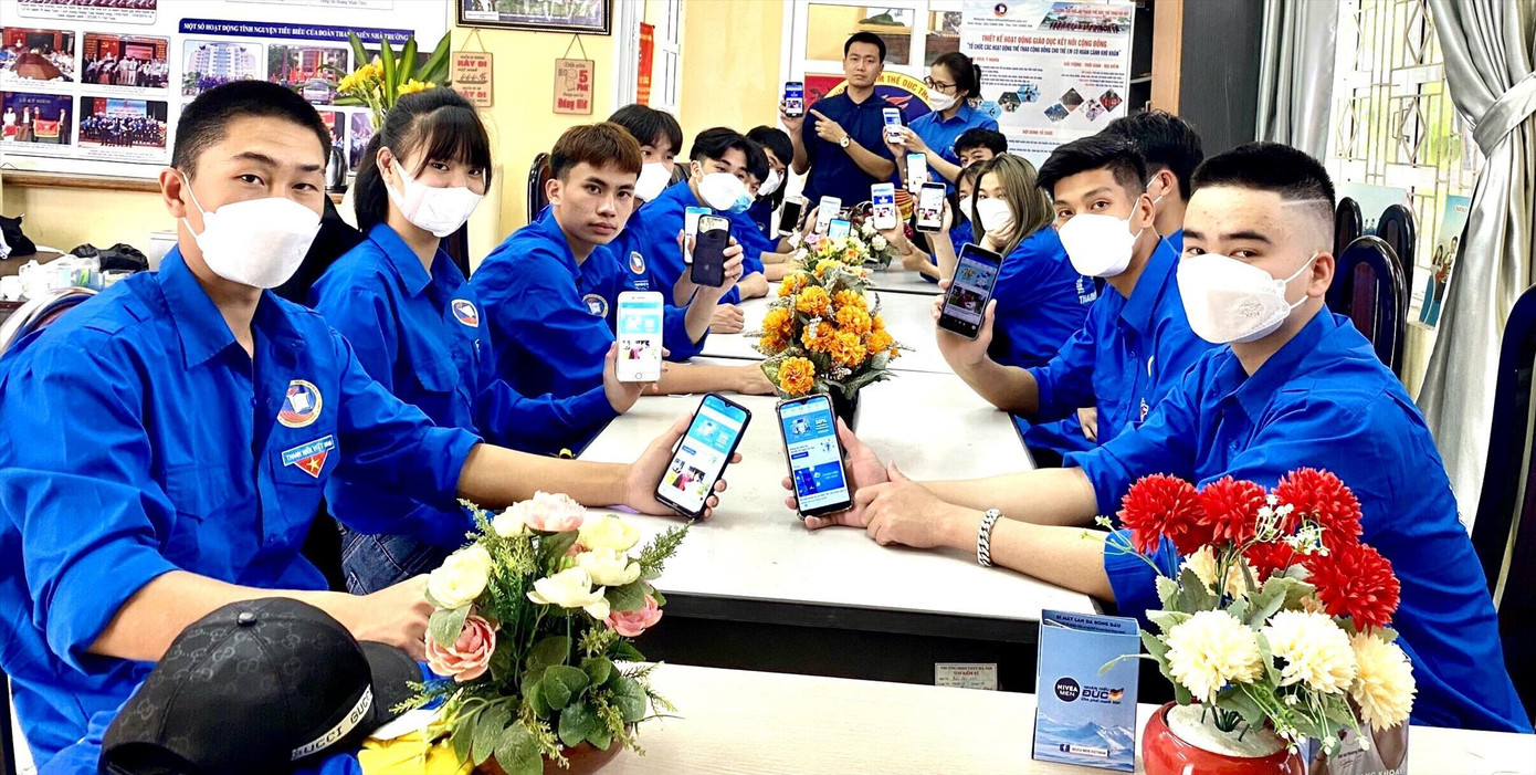 Đoàn viên ĐH Sư phạm Thể dục thể thao hào hứng cập nhật thông tin đoàn viên lên hệ thống Đoàn viên ĐH Sư phạm Thể dục thể thao hào hứng cập nhật thông tin đoàn viên lên hệ thống