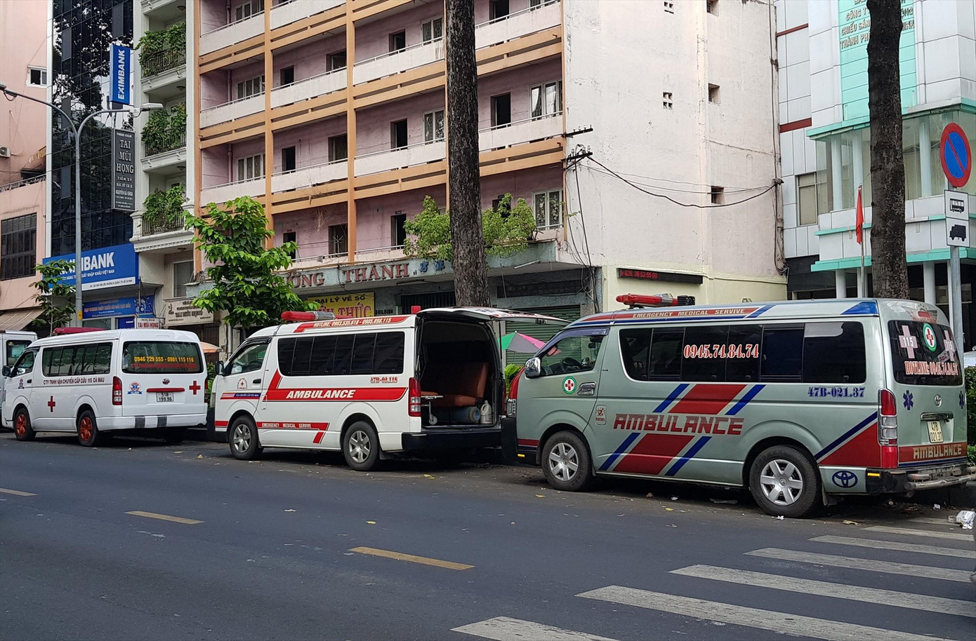 Xe cấp cứu chờ nhận bệnh nhân ở quận 5, TPHCM ảnh: Vân Sơn