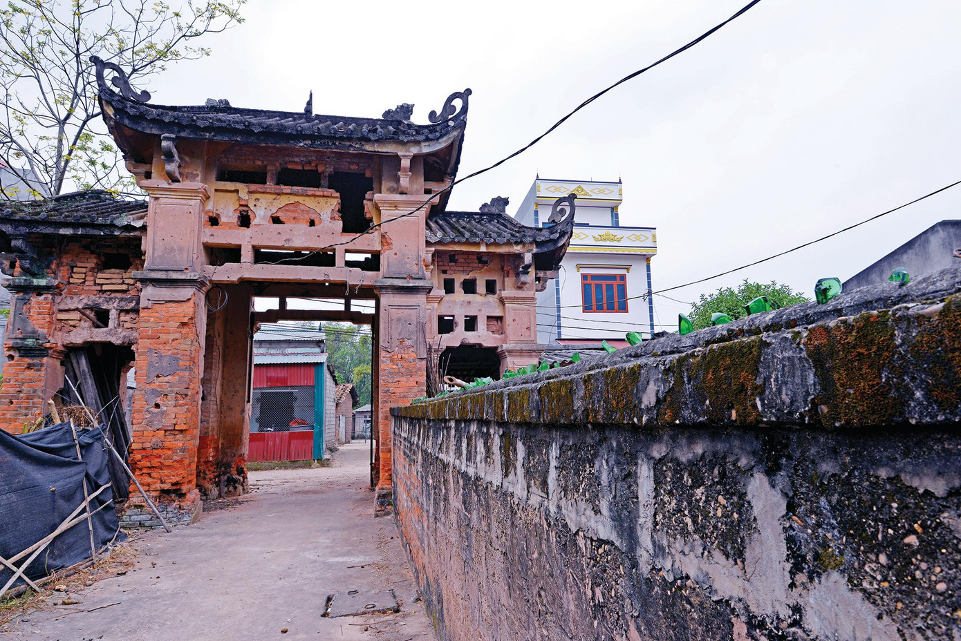 Cổng dẫn vào phủ họ Vi Ảnh: Bích Hợp