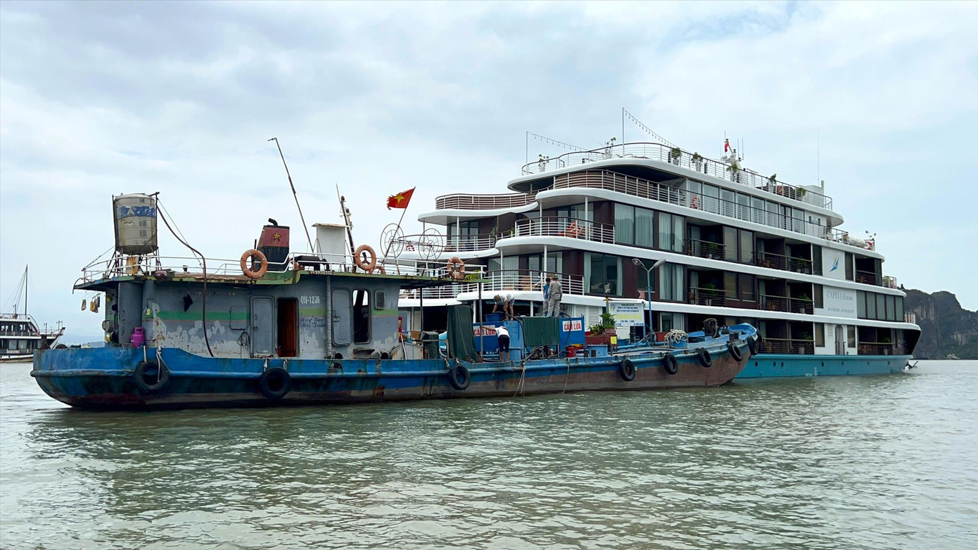 Tàu du lịch Hải Phòng bất chấp quy định về an toàn giao thông đường thủy để mua dầu ngay trên biển