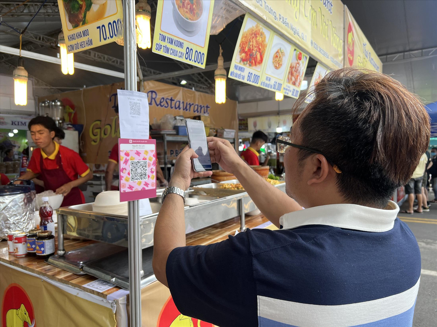 Thủ đoạn mới là kẻ gian dán đè QRCode tại các cửa hàng để chiếm đoạt tài sản khiến nhiều người lo lắng. Ảnh minh họa: U.P