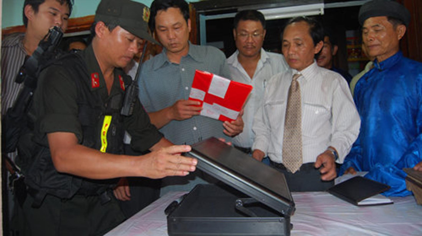 Tờ lệnh Hoàng Sa được bàn giao và bảo vệ nghiêm ngặt trước khi rời Lý Sơn. Ảnh TL của TS Nguyễn Đăng Vũ