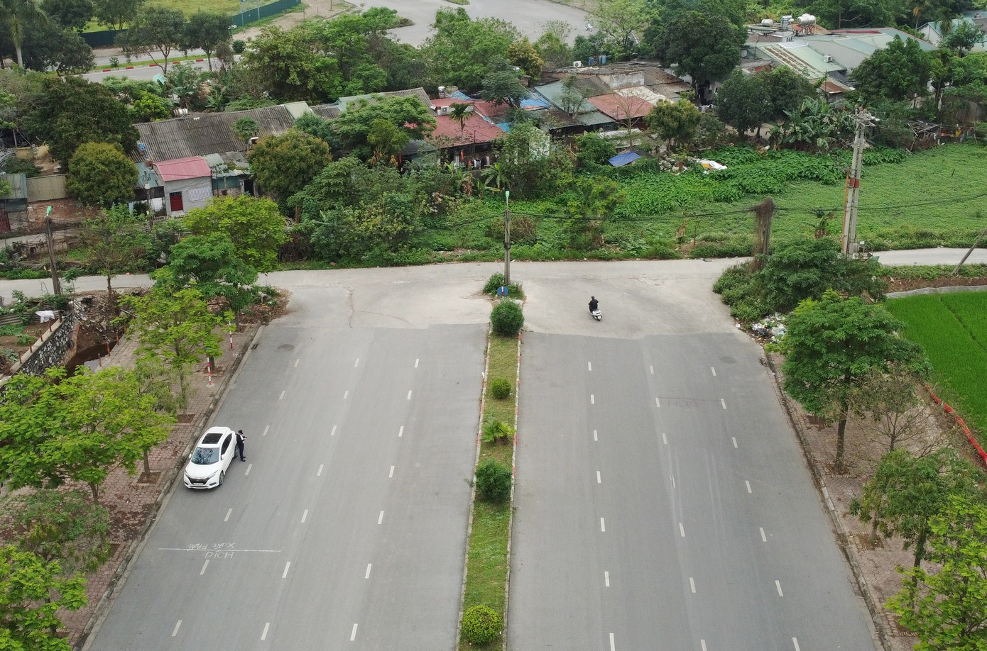 Được đầu tư đồng bộ, rộng 8 làn xe nhưng đường Mai Chí Thọ đi tới... ruộng