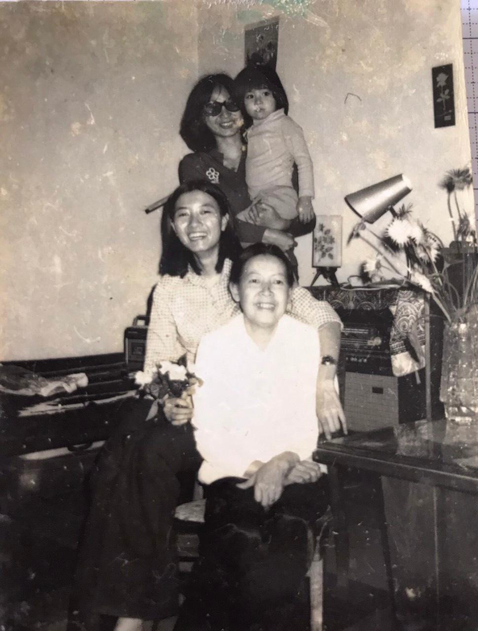 Bà Nguyễn Tăng Diệu Hương (phía trước) và Hà Kiều Anh khi còn bé (được bế phía sau) Bà Nguyễn Tăng Diệu Hương (phía trước) và Hà Kiều Anh khi còn bé (được bế phía sau)