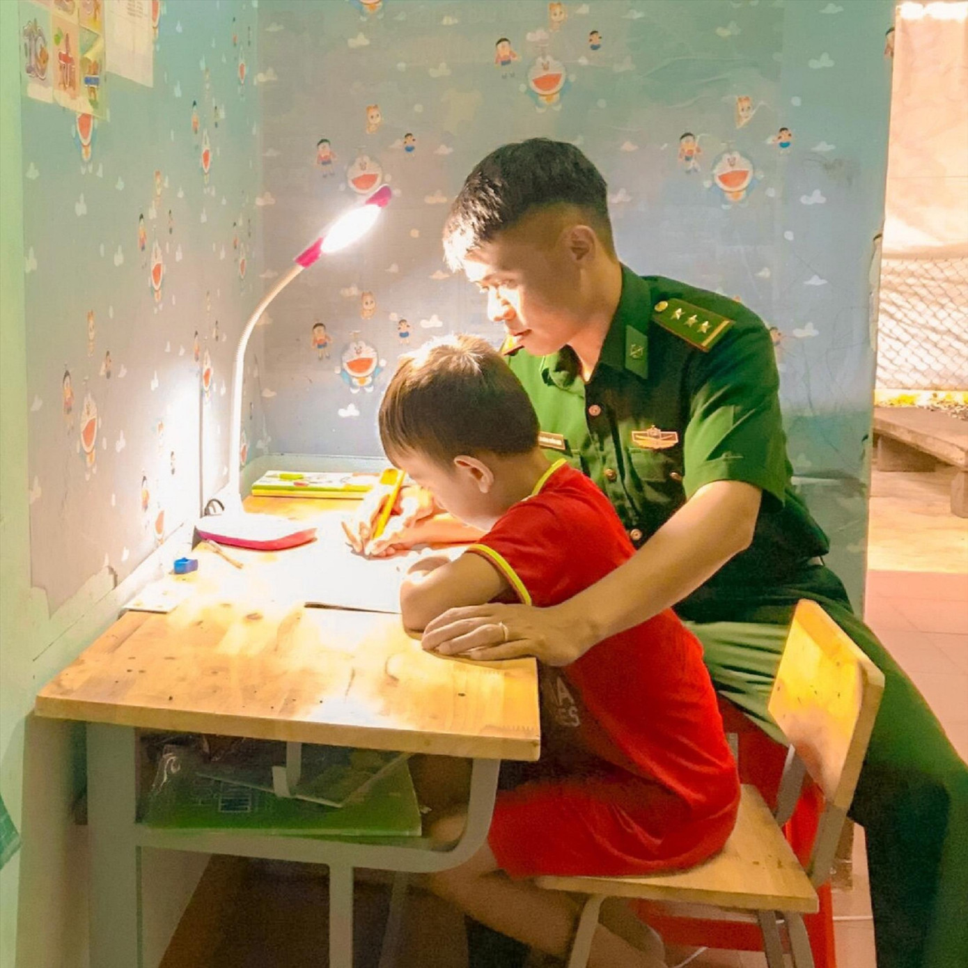 Chiến sỹ biên phòng hướng dẫn em Y Phú học bài