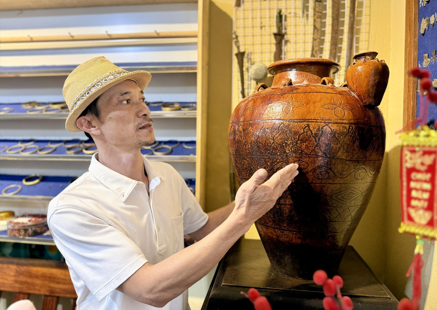 Ché “mẹ bồng con” được sắp xếp cẩn thận vào góc tường Ché “mẹ bồng con” được sắp xếp cẩn thận vào góc tường