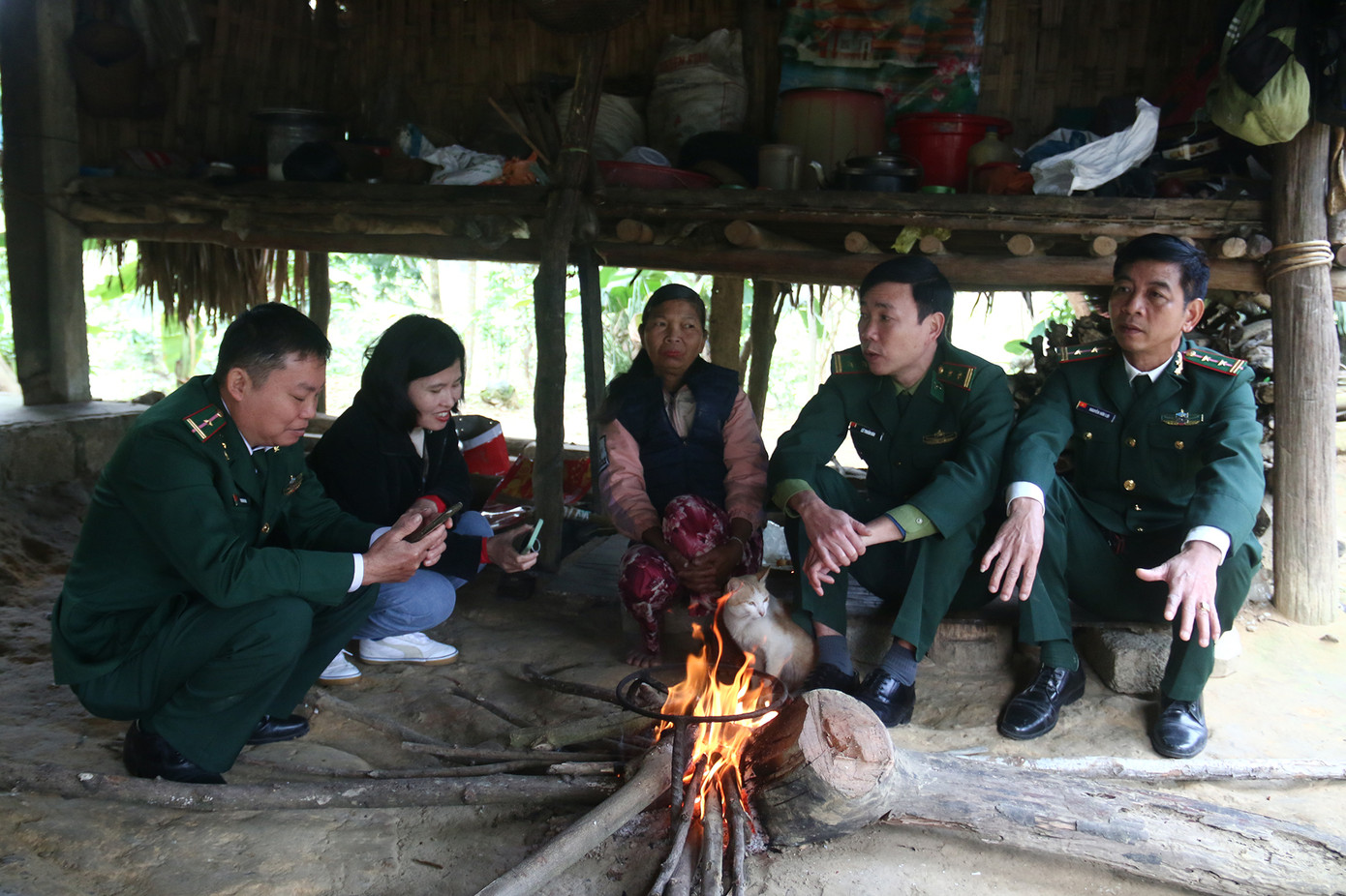 Ấm tình quân dân