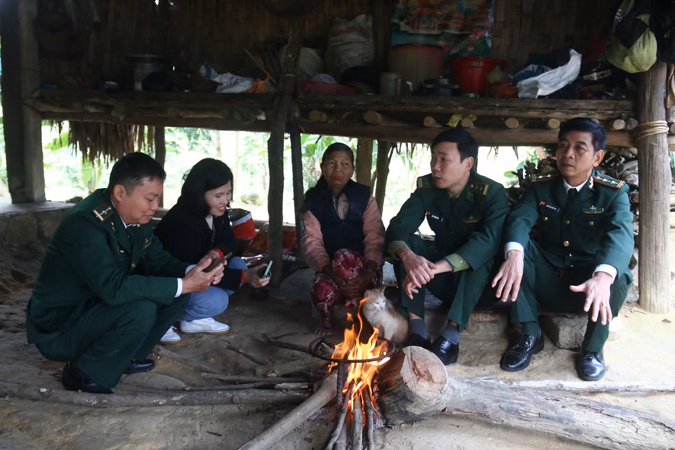 Ấm tình quân dân