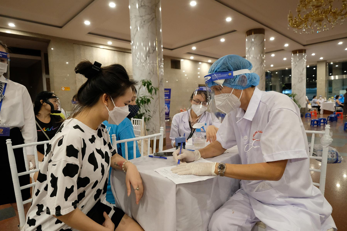 Khám sàng lọc bệnh nhân COVID-19 tại Hà Nội Ảnh: Mạnh Thắng Khám sàng lọc bệnh nhân COVID-19 tại Hà Nội Ảnh: Mạnh Thắng