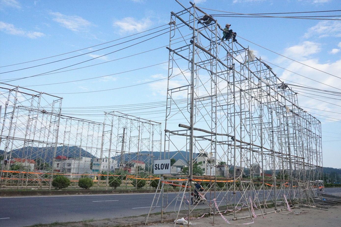 Công nhân thi công ở vị trí 34 đường dây 500kV Quỳnh Lưu - Thanh Hóa. Đơn vị thi công Công ty điện lực Cần Thơ Ảnh chụp ngày 4/6/2024. Công nhân thi công ở vị trí 34 đường dây 500kV Quỳnh Lưu - Thanh Hóa. Đơn vị thi công Công ty điện lực Cần Thơ Ảnh chụp ngày 4/6/2024.