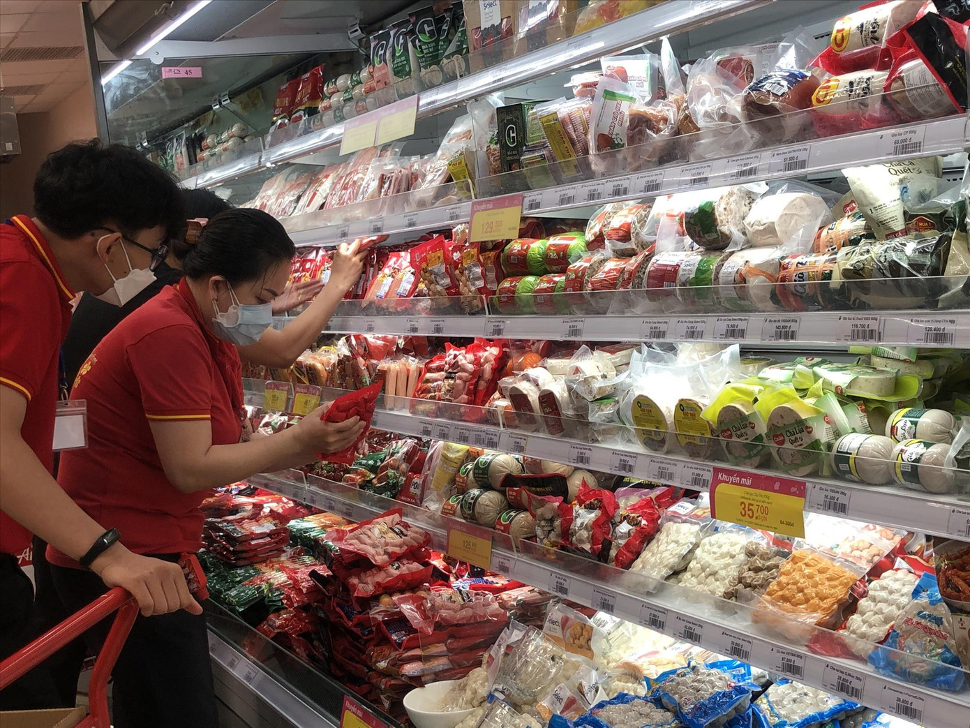 Nhân viên liên tục tiếp hàng Tết lên quầy kệ