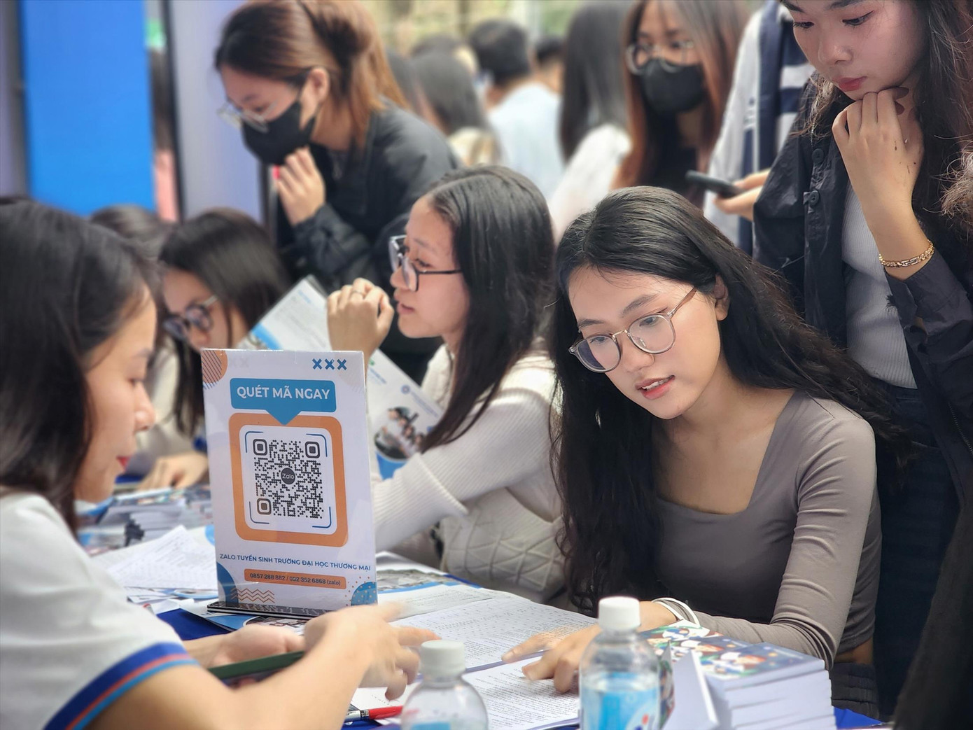 Thí sinh tìm hiểu thông tin tuyển sinh năm 2024 để xét tuyển. Ảnh: Trọng Quân