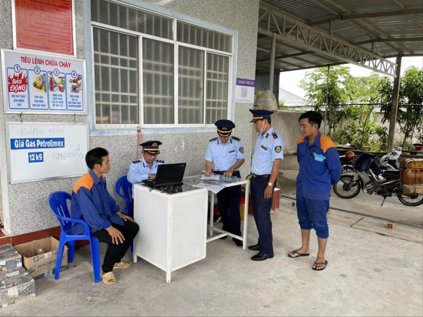 Lực lượng quản lý thị trường làm việc với chủ cây xăng ở Cà Mau Lực lượng quản lý thị trường làm việc với chủ cây xăng ở Cà Mau