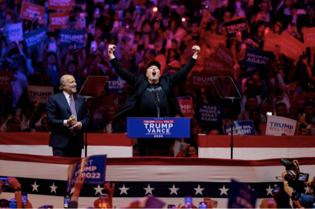 Tỷ phú Elon Musk trong sự kiện vận động tranh cử của ông Donald Trump tại Madison Square Garden ở New York ngày 27/10 Ảnh: Bloomberg